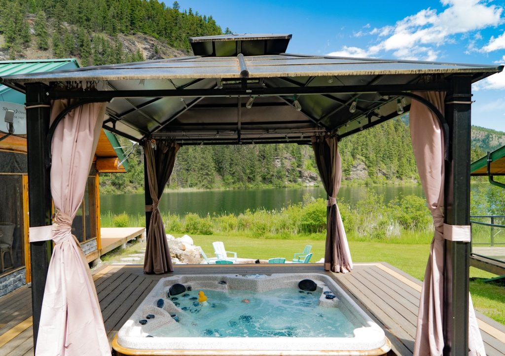 Hot tub in front of a lake at Rainbow Trout Resort